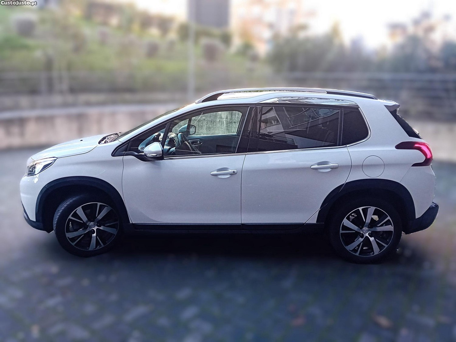 Peugeot 2008 1.2 PureTech Allure EAT6 — fotografia 16