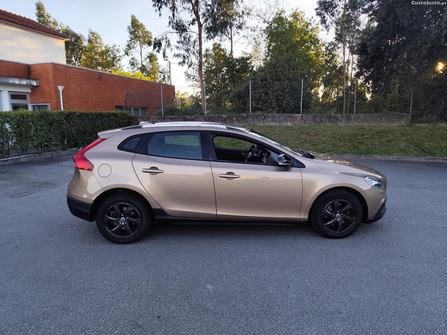Volvo V40 1.6 diesel D2 cross country — photo 2