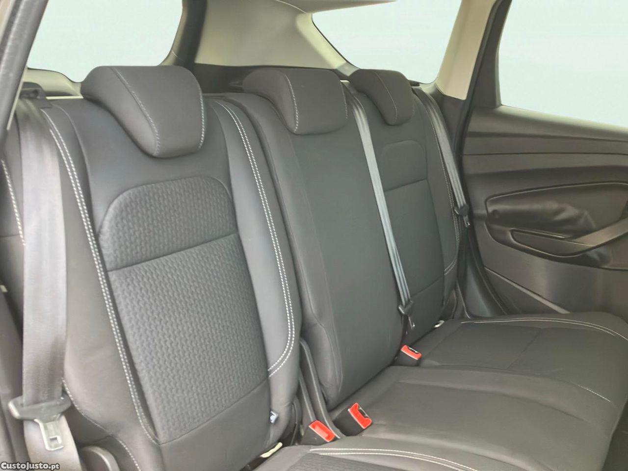 Ford Kuga 1.5 TDCi EcoBlue Titanium — fotografia 4