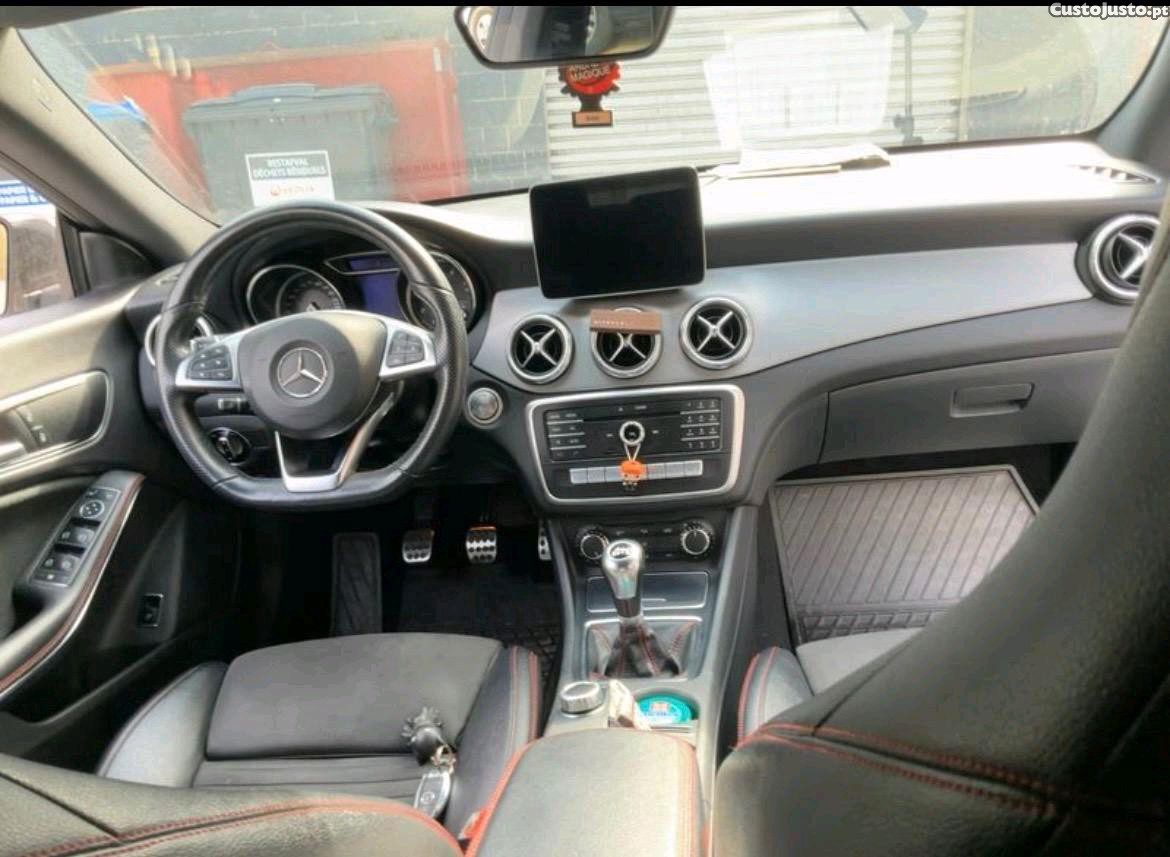 Mercedes-Benz CLA 180 AMG LINE — fotografia 4