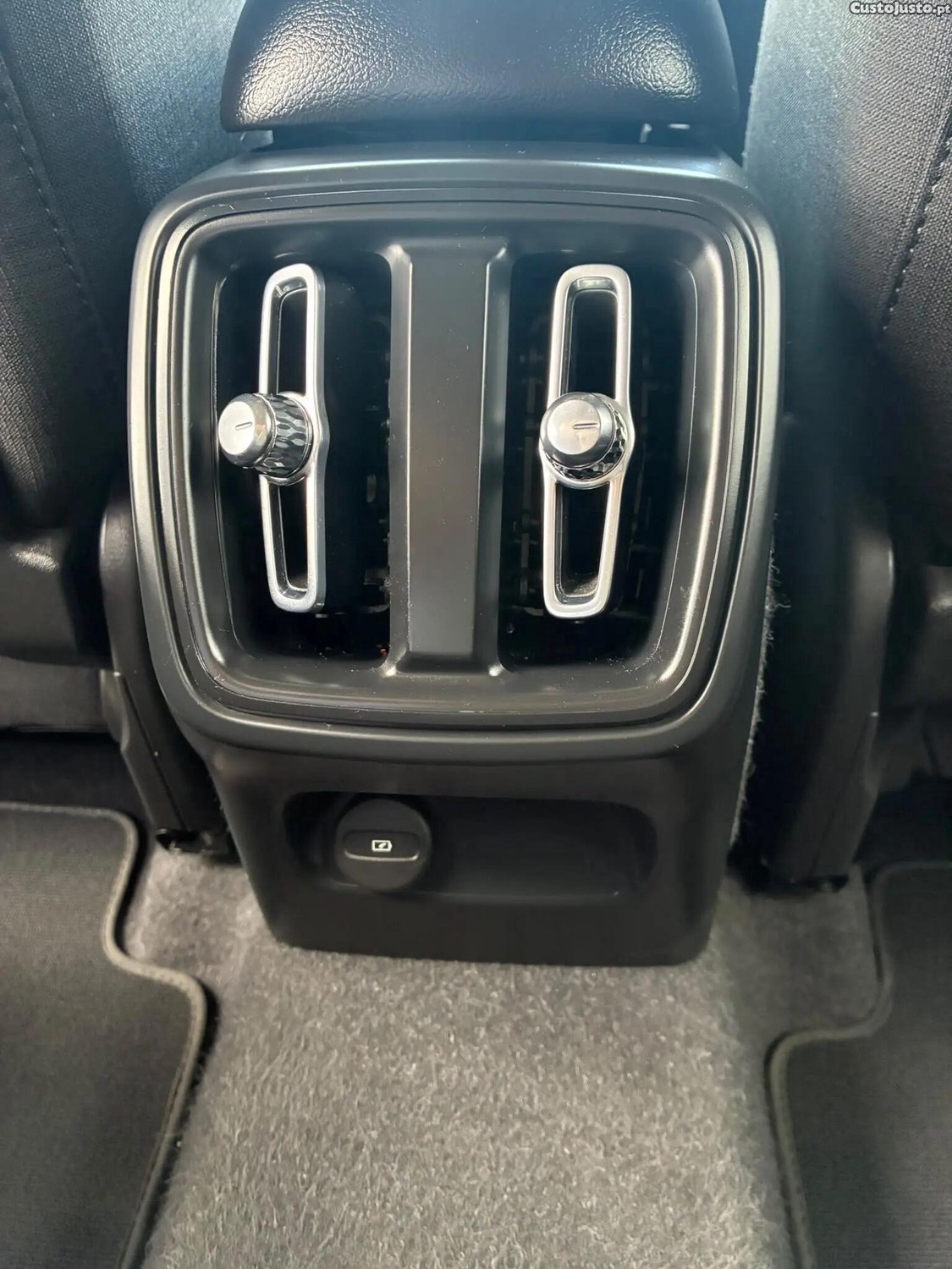 Volvo XC 40 1.5 T2 Momentum Plus Geartronic — fotografia 3