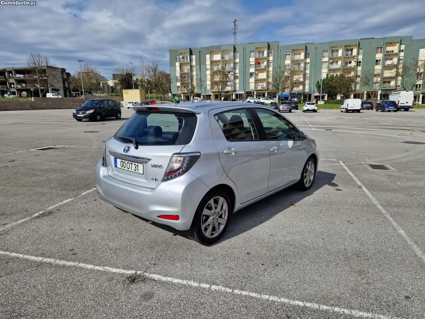 Toyota Yaris 1.5 HSD Comfort +P.Style+Navi — fotografia 12