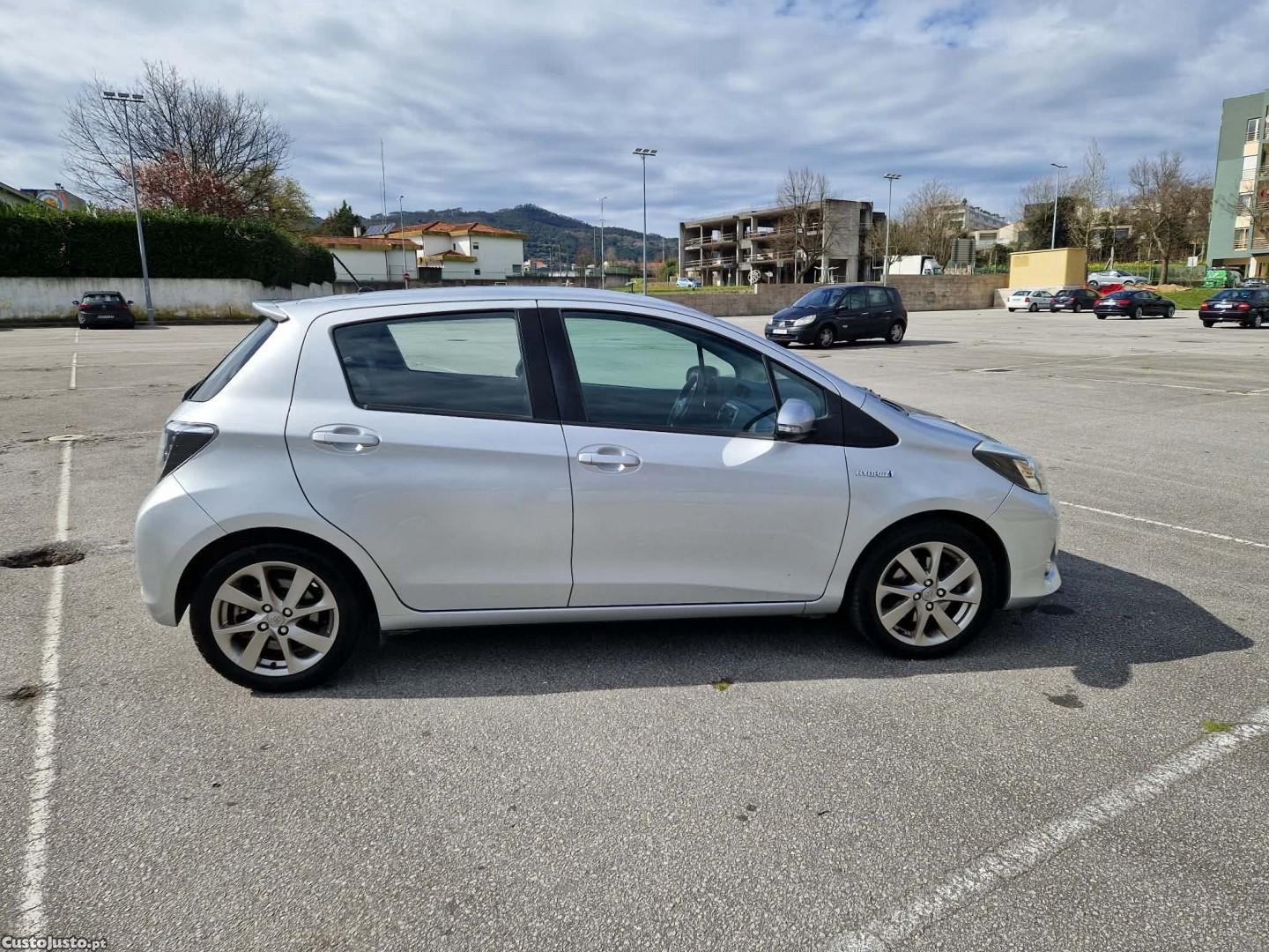 Toyota Yaris 1.5 HSD Comfort +P.Style+Navi — fotografia 11