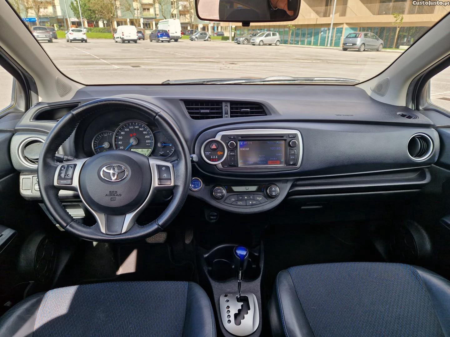 Toyota Yaris 1.5 HSD Comfort +P.Style+Navi — fotografia 10