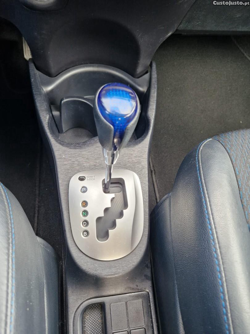 Toyota Yaris 1.5 HSD Comfort +P.Style+Navi — fotografia 8