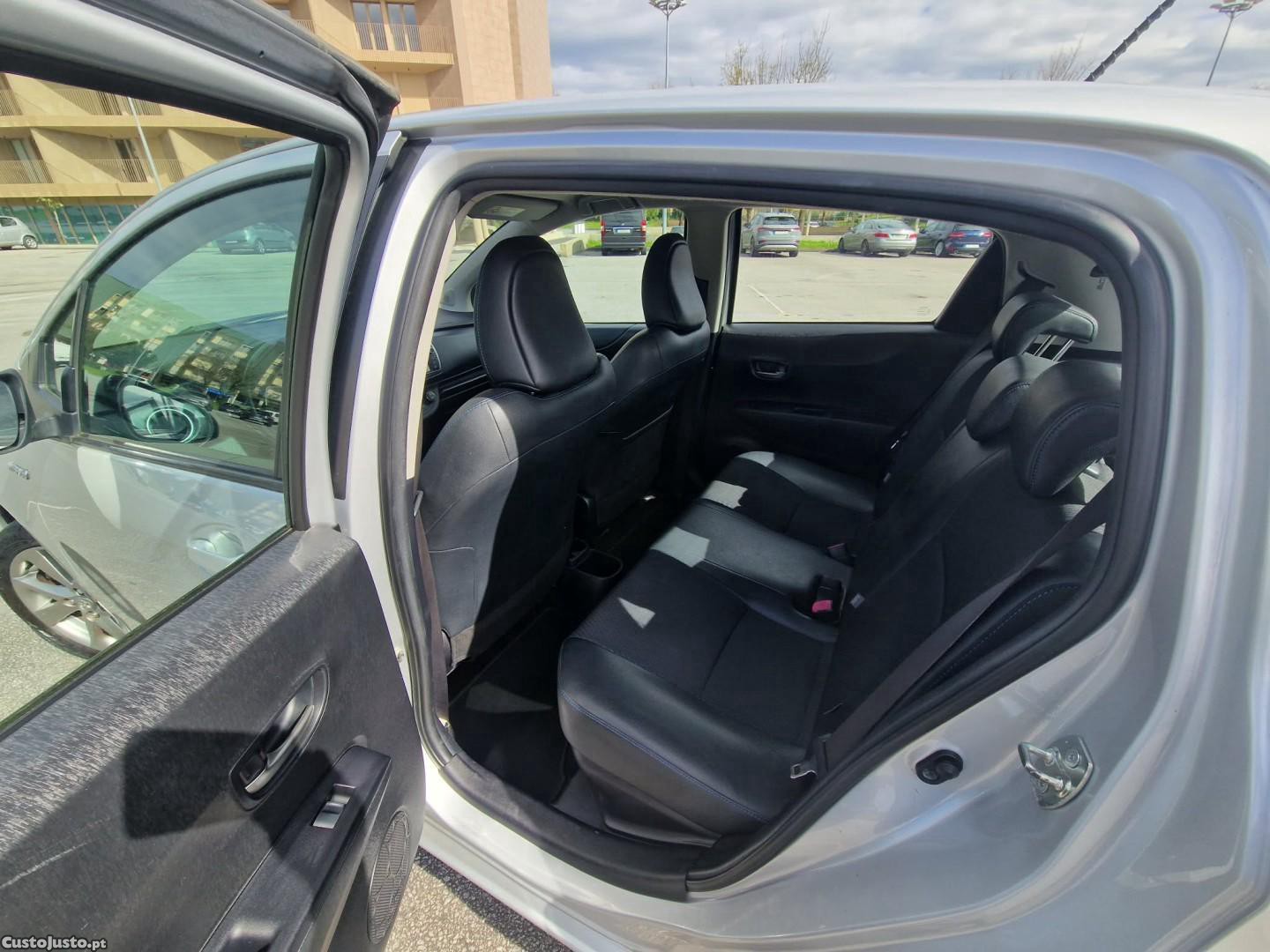 Toyota Yaris 1.5 HSD Comfort +P.Style+Navi — fotografia 6