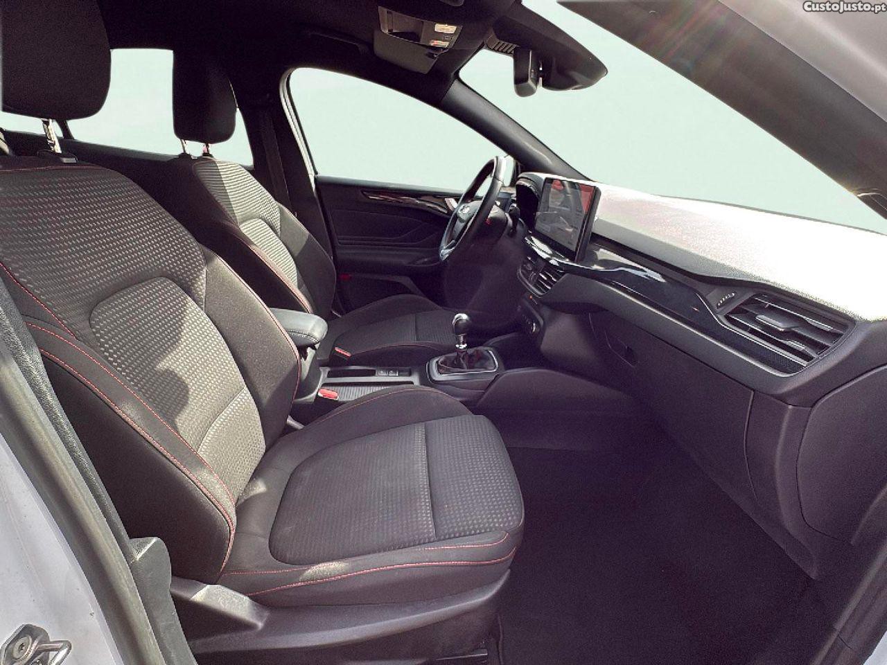 Ford Focus 1.0 EcoBoost MHEV ST-Line — fotografia 3