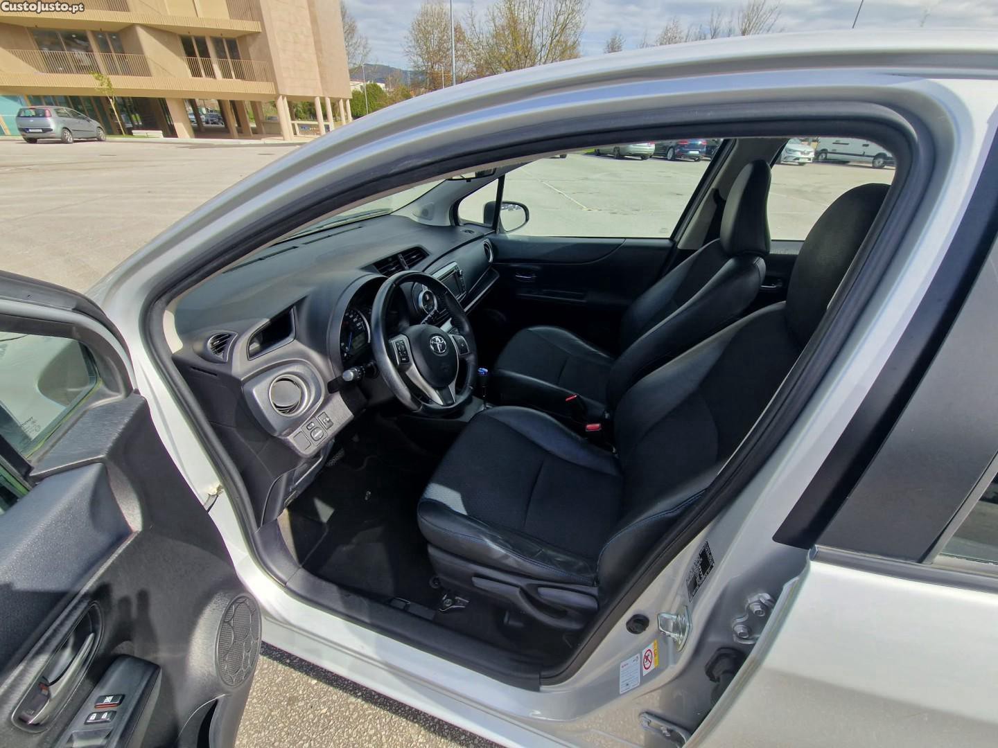 Toyota Yaris 1.5 HSD Comfort +P.Style+Navi — fotografia 7