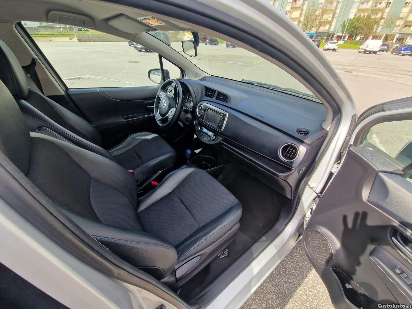 Toyota Yaris 1.5 HSD Comfort +P.Style+Navi — fotografia 5
