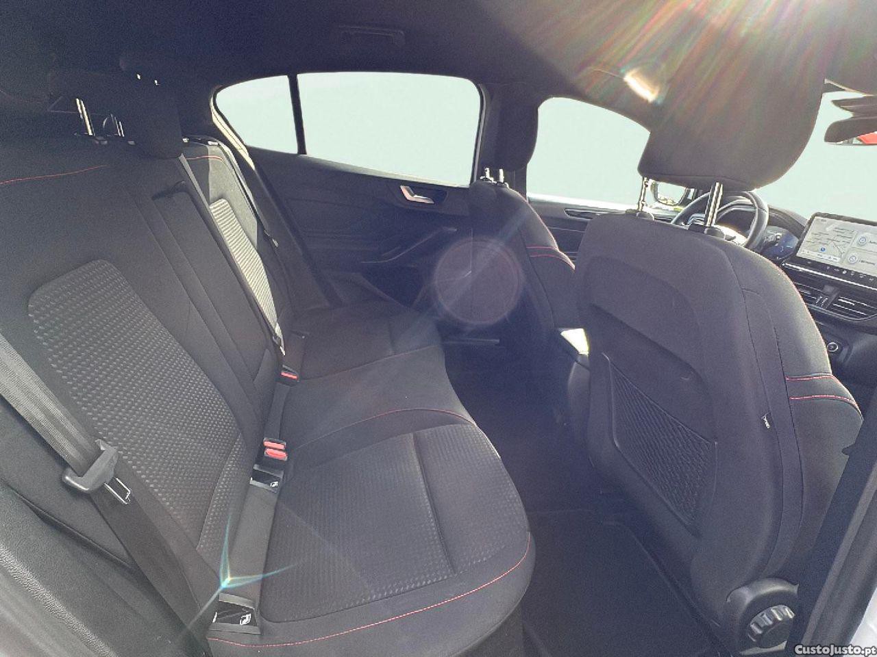 Ford Focus 1.0 EcoBoost MHEV ST-Line — fotografia 2