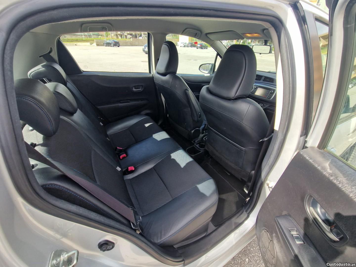 Toyota Yaris 1.5 HSD Comfort +P.Style+Navi — fotografia 4