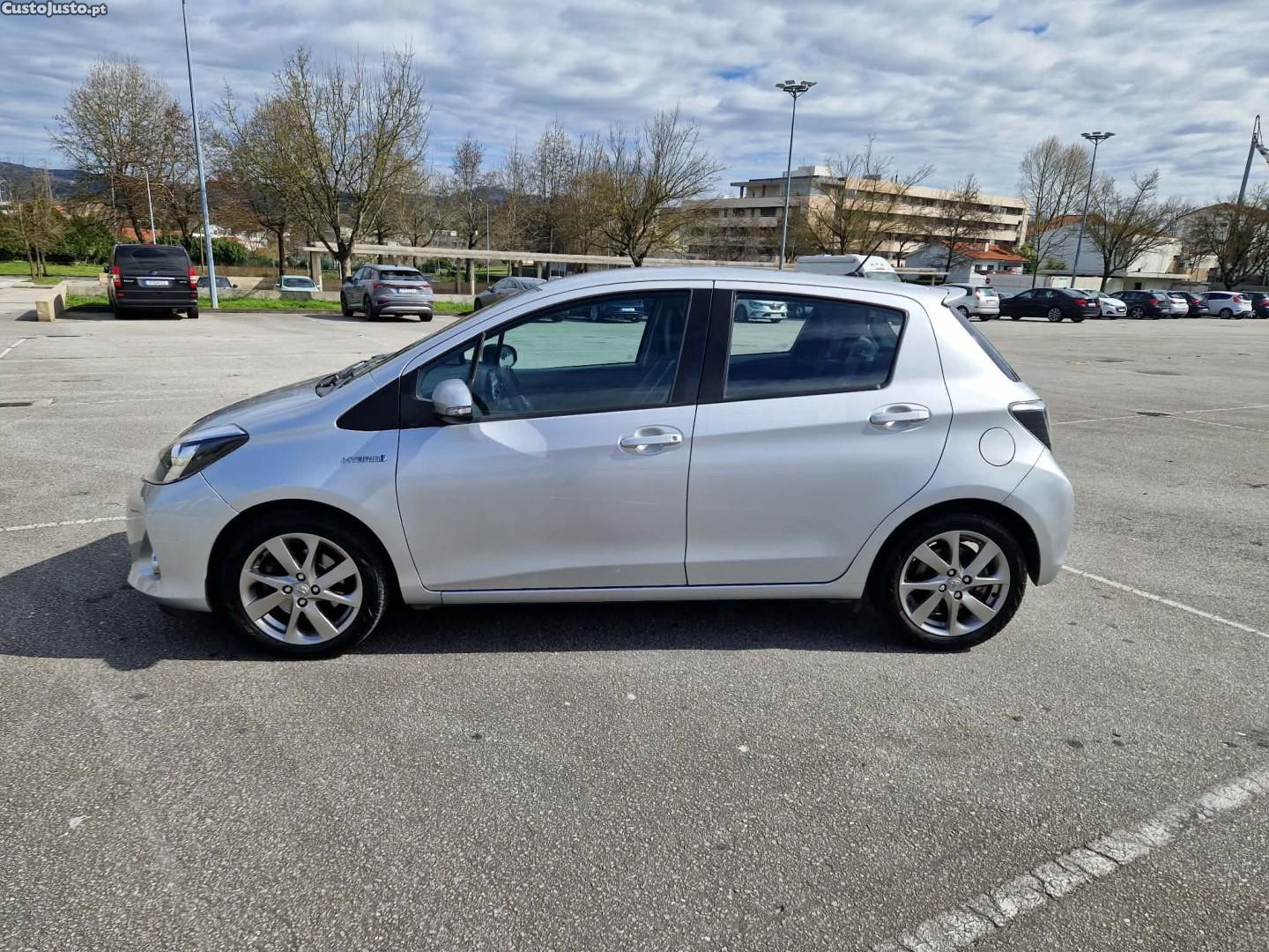 Toyota Yaris 1.5 HSD Comfort +P.Style+Navi — fotografia 15