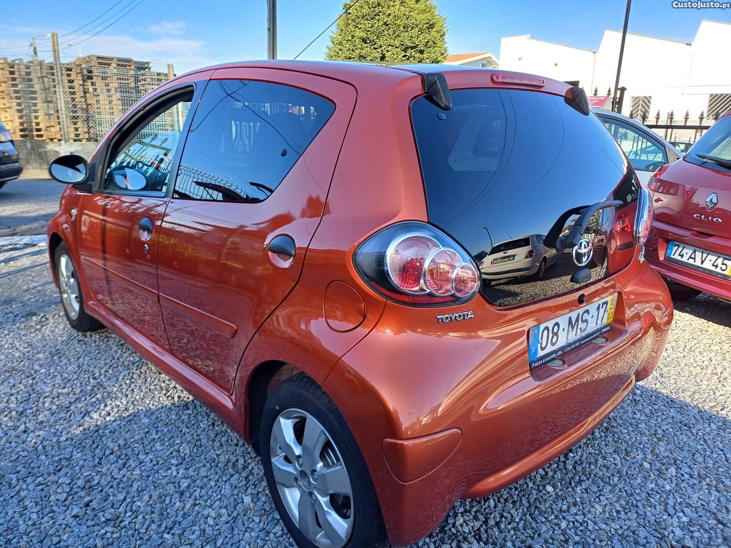 Toyota Aygo 1.0    Com  Ac        Viatura Nacional - 12 foto 5