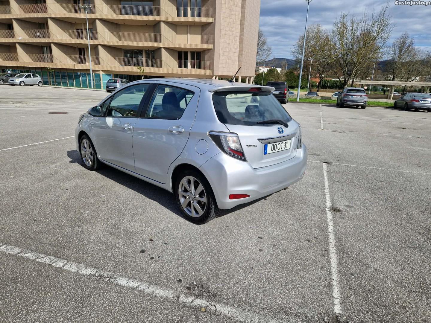 Toyota Yaris 1.5 HSD Comfort +P.Style+Navi — fotografia 14