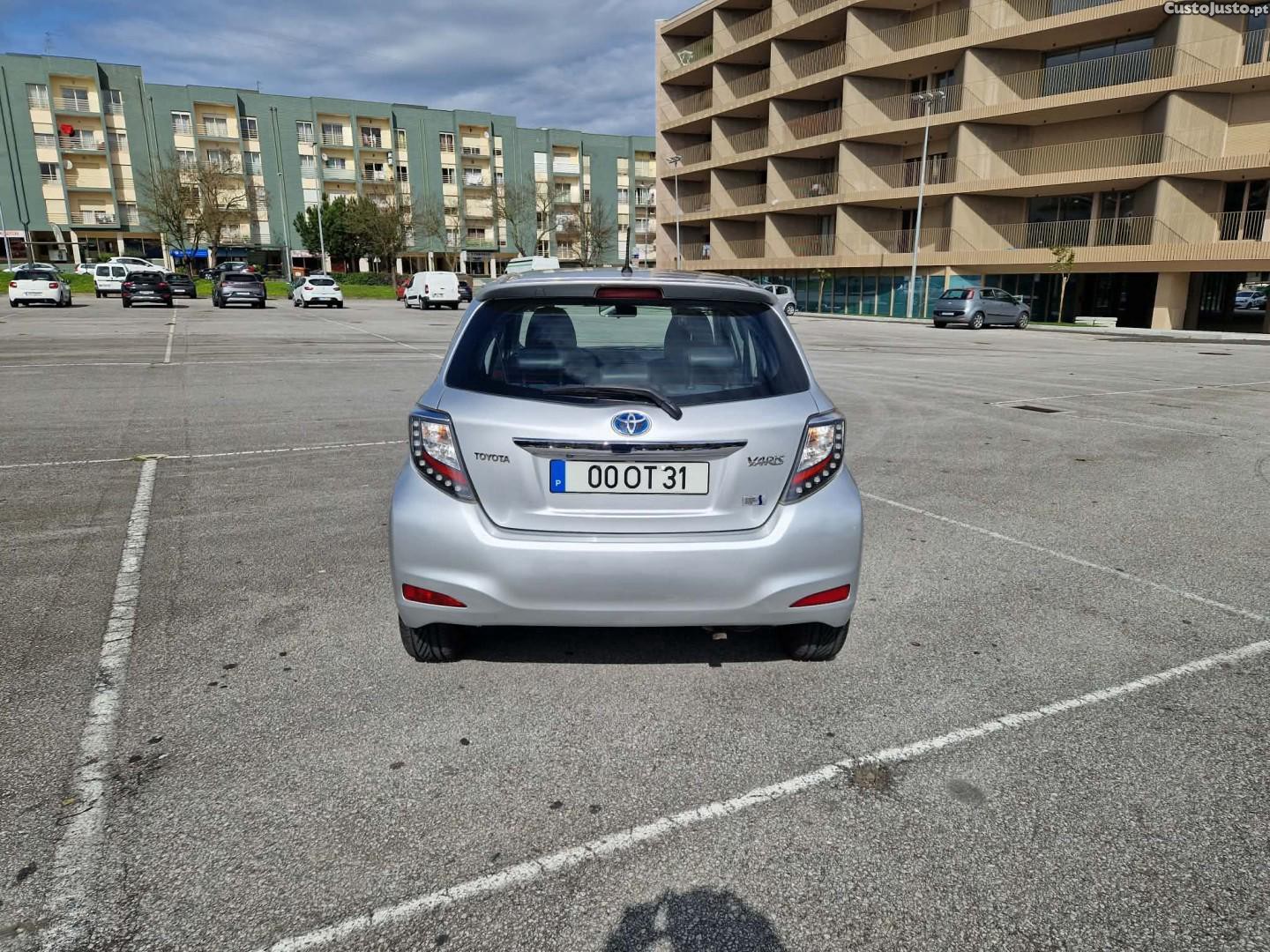 Toyota Yaris 1.5 HSD Comfort +P.Style+Navi — fotografia 13