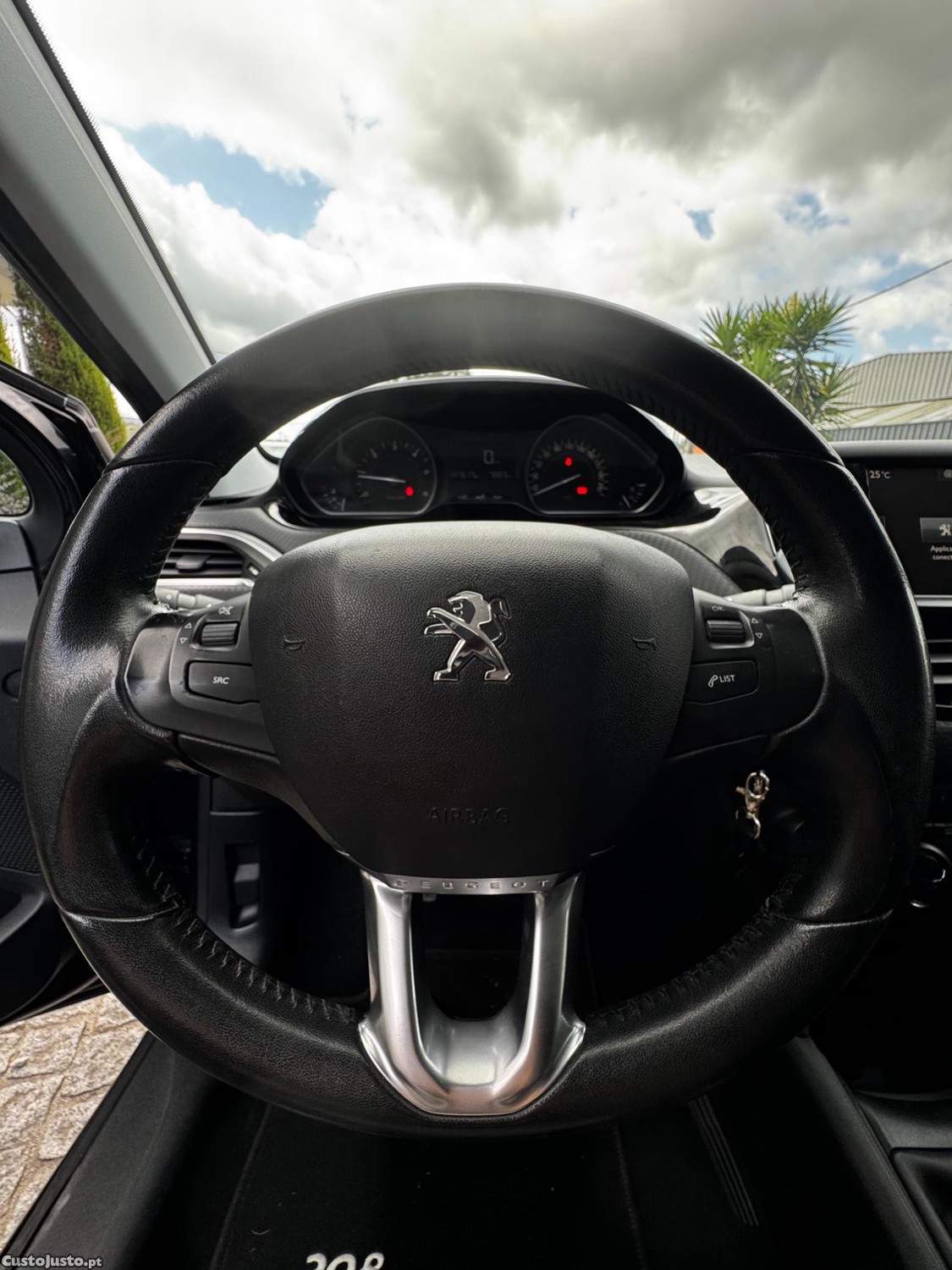 Peugeot 208 1.6 BlueHDI — fotografia 9