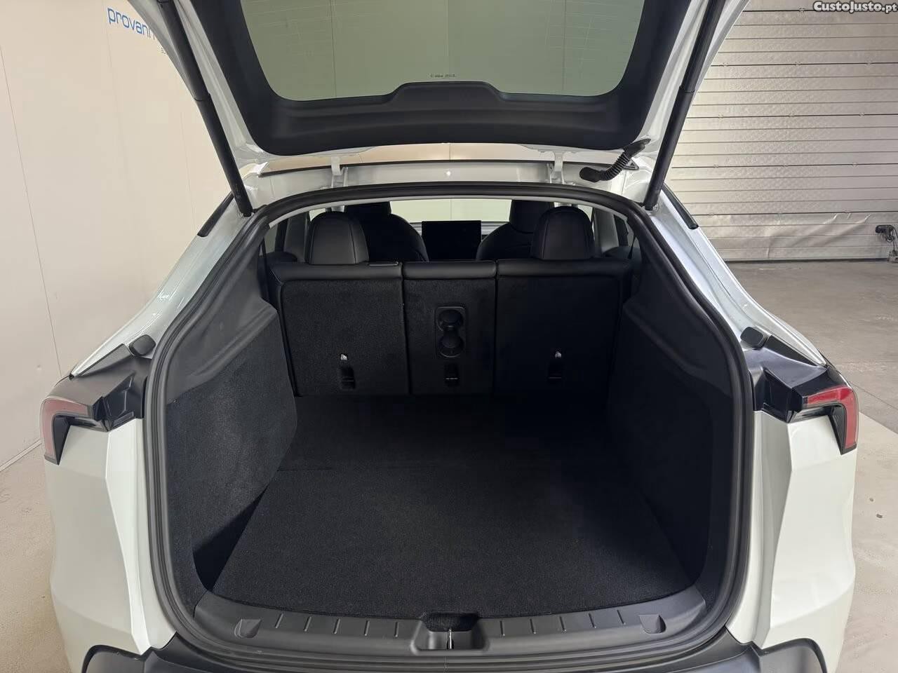Tesla Model Y Standard Range — fotografia 2