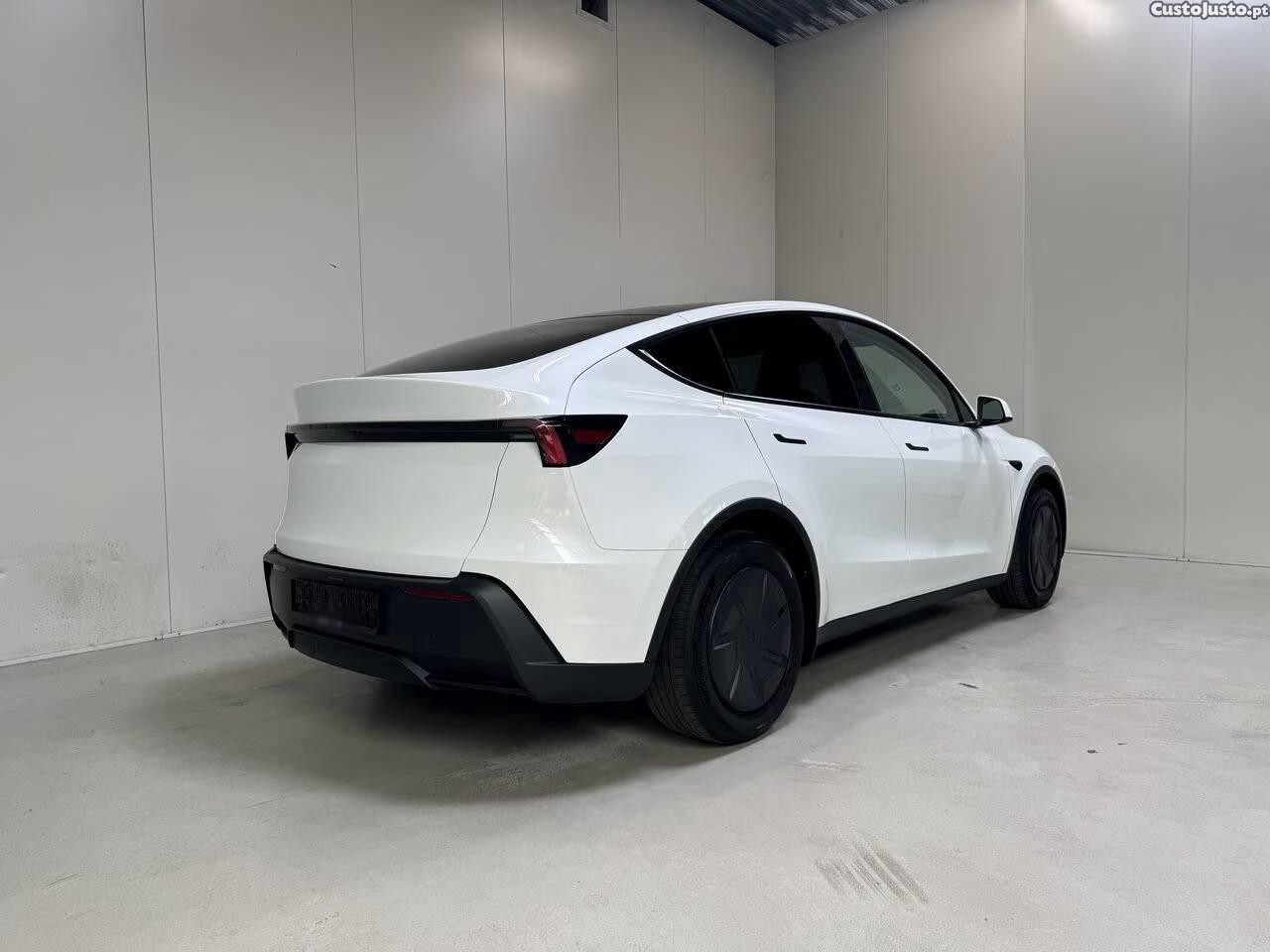 Tesla Model Y Standard Range — fotografia 19