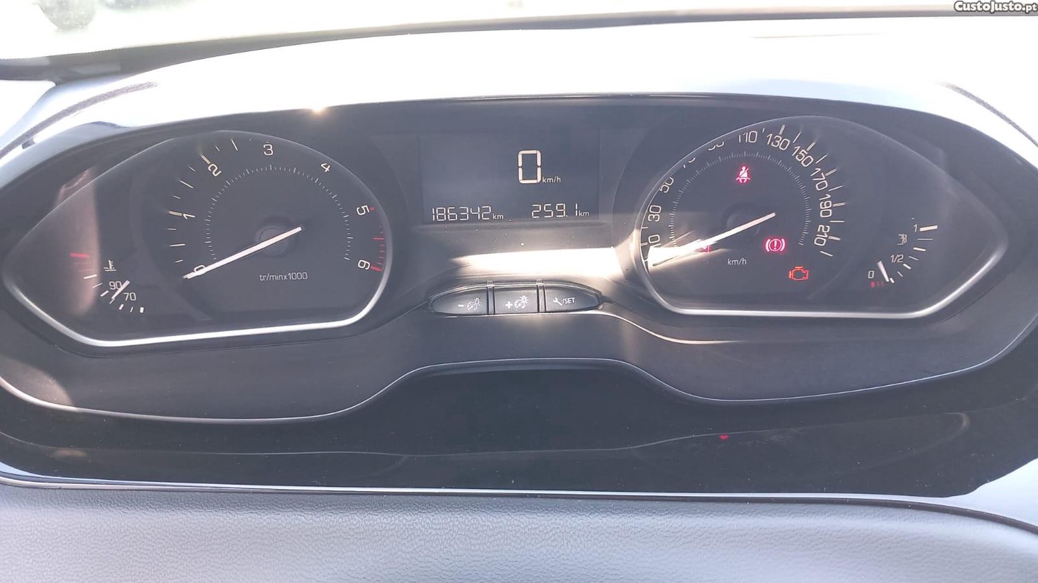 Peugeot 208 1.6 BlueHDi Active — fotografia 5