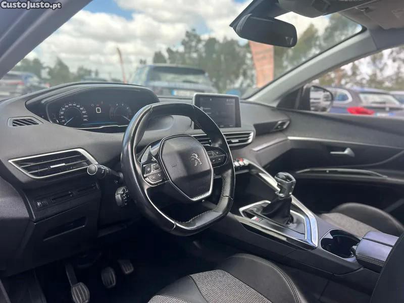 Peugeot 5008 1.5 BlueHDi Allure — fotografia 18