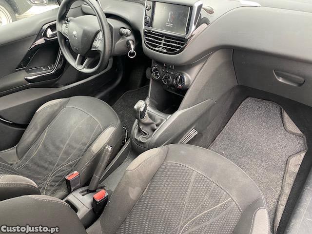 Peugeot 208 1.4 HDI 68 Cv — fotografia 4