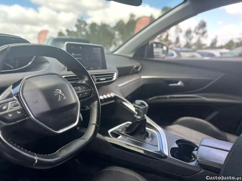 Peugeot 5008 1.5 BlueHDi Allure — fotografia 17