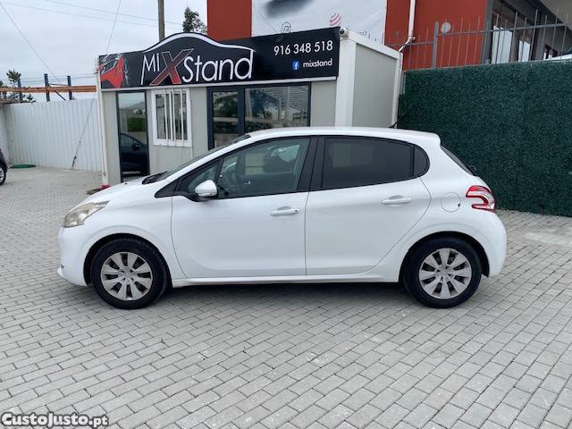 Peugeot 208 1.4 HDI 68 Cv — fotografia 9