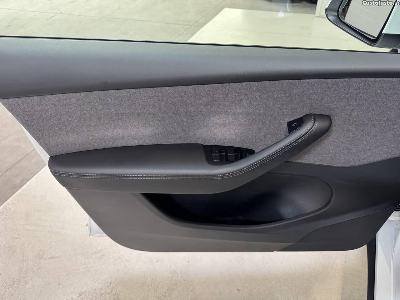 Tesla Model Y Standard Range — fotografia 14