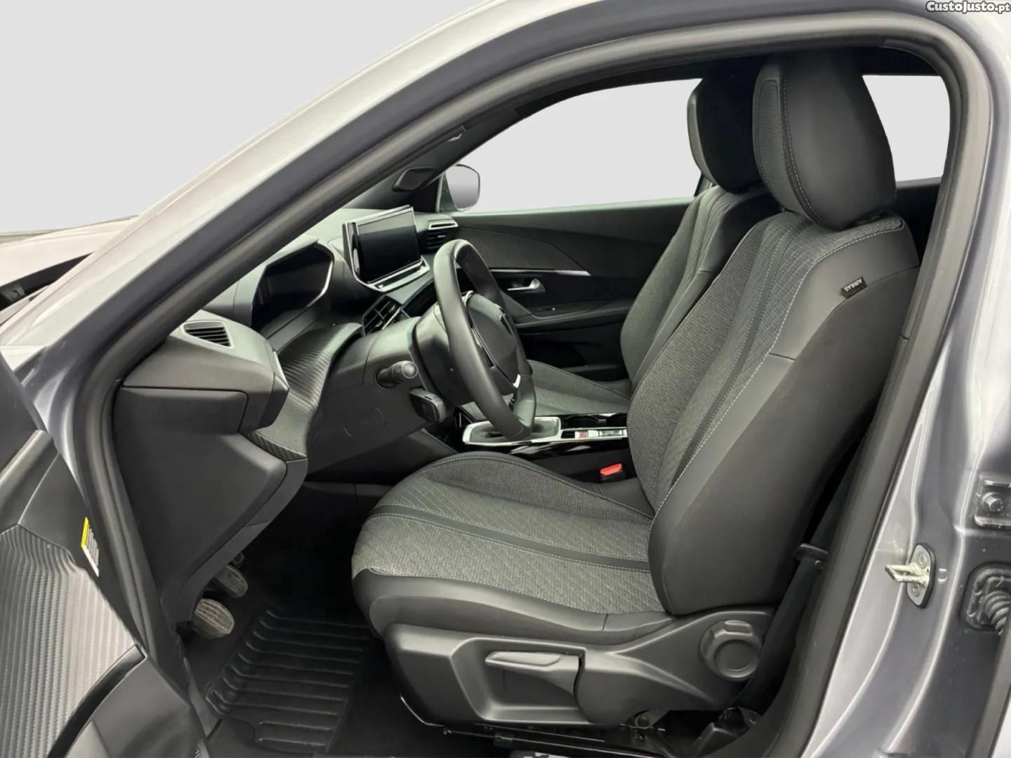 Peugeot 2008 PureTech 130 EAT8 Allure — photo 4