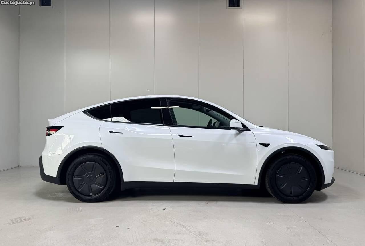 Tesla Model Y Standard Range — fotografia 18