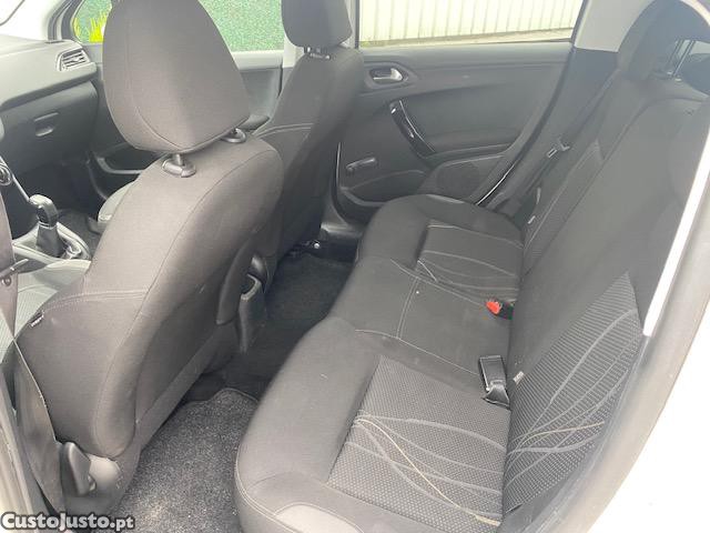 Peugeot 208 1.4 HDI 68 Cv — fotografia 2