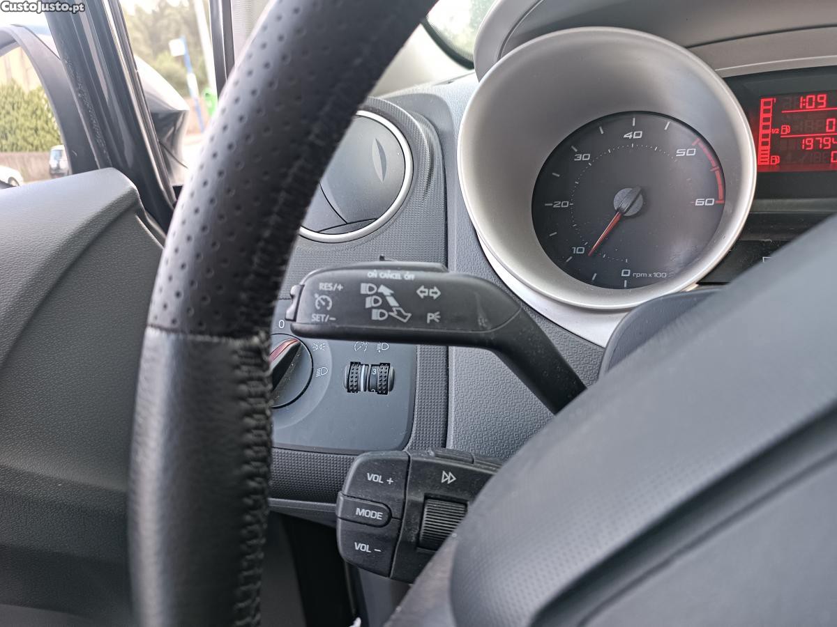 SEAT Ibiza 1.6TDI FULL EXTRAS — fotografia 4