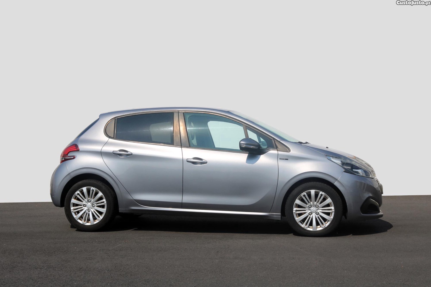 Peugeot 208 1.5 BlueHDI 100 CV - Signature — photo 4