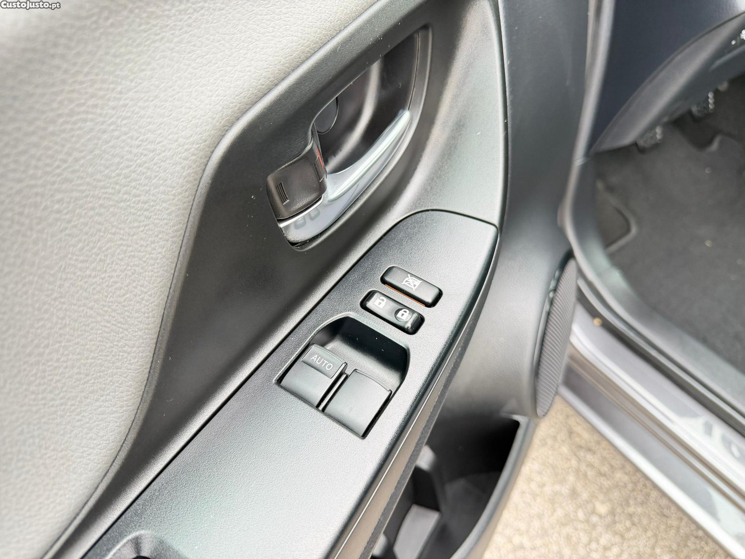Toyota Yaris 1.0 VVT-i Comfort — fotografia 11