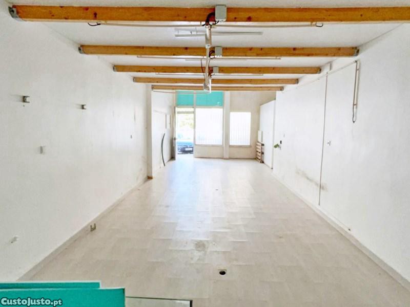 Loja Com Localização Central Em Loures