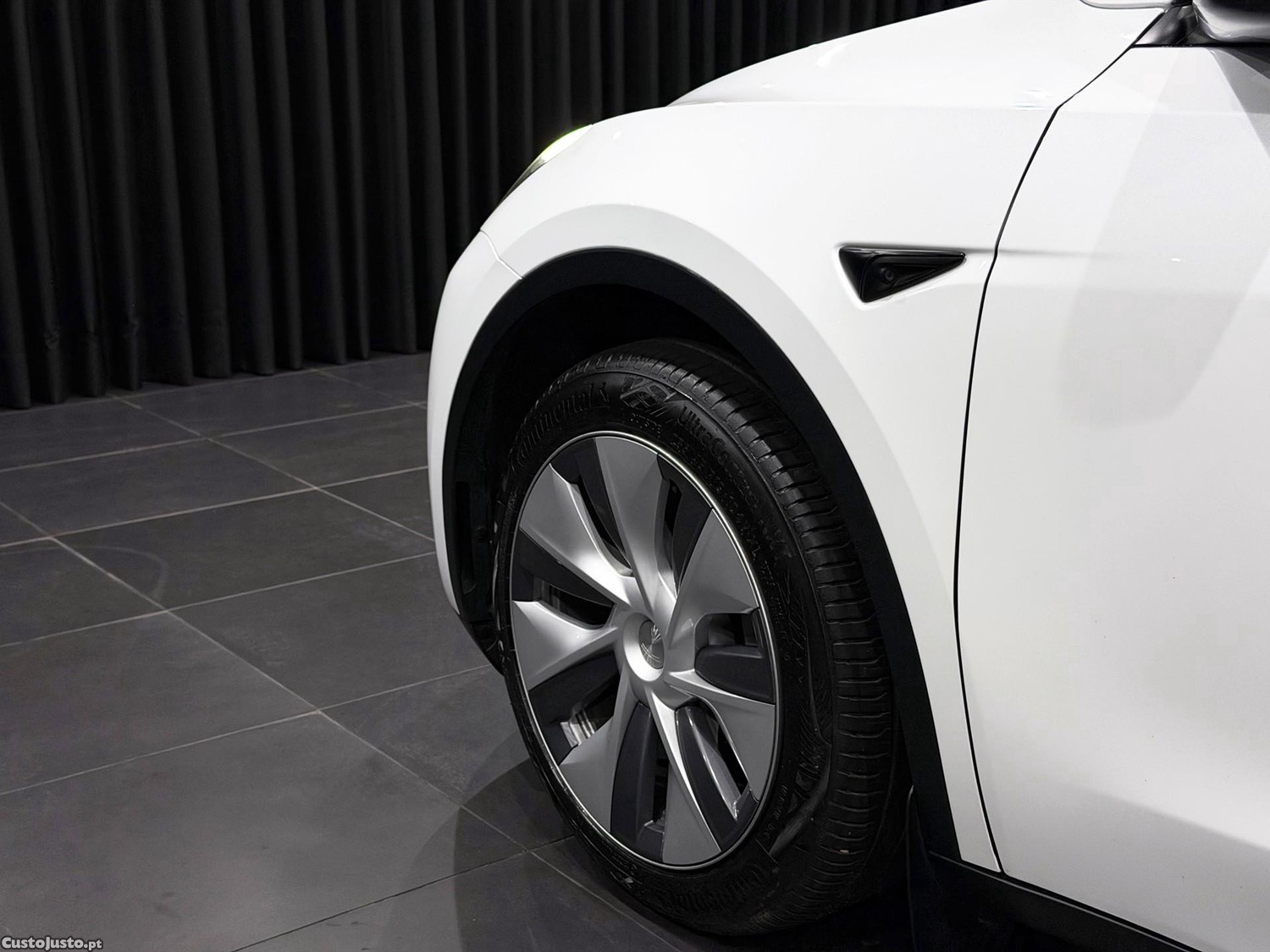 Tesla Model Y Long Range Dual Motor AWD — fotografia 13