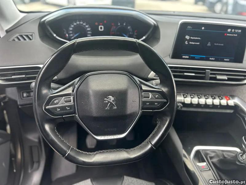 Peugeot 5008 1.5 BlueHDi Allure — fotografia 16