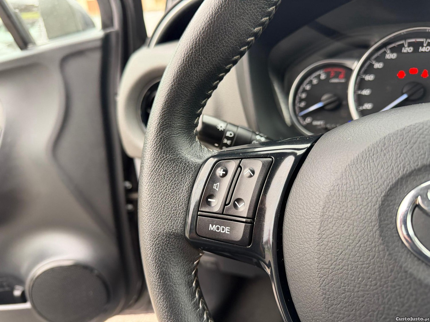 Toyota Yaris 1.0 VVT-i Comfort — fotografia 17