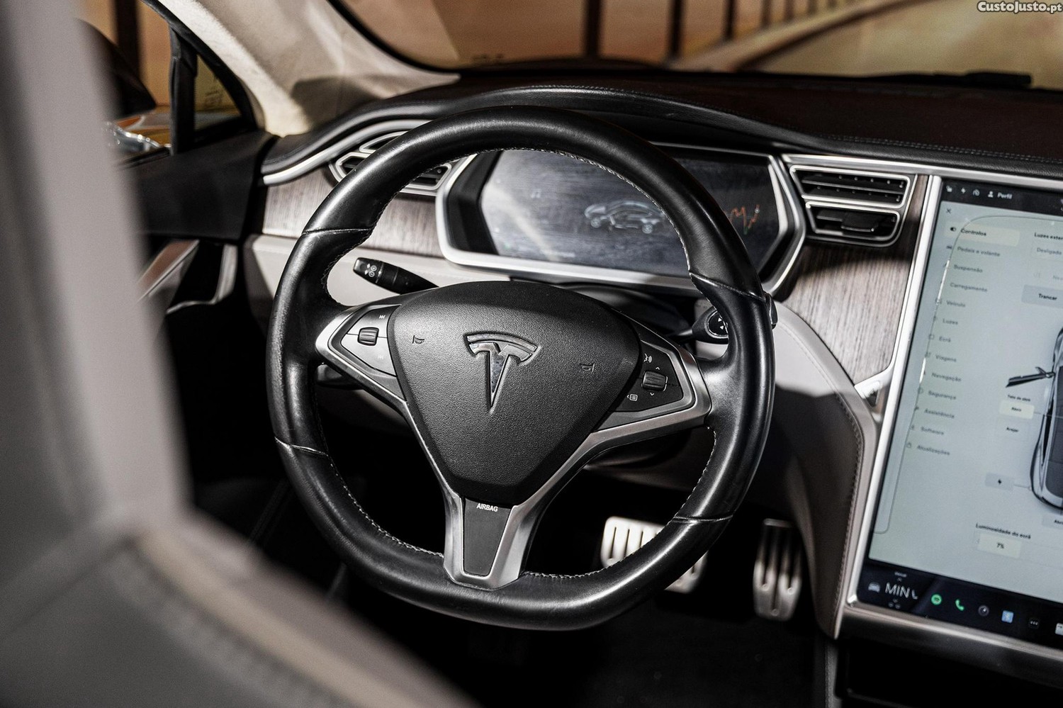 Tesla Model S 85 Perfomance — fotografia 17