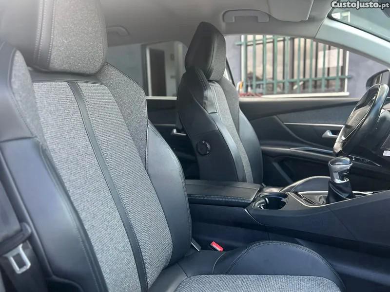 Peugeot 5008 1.5 BlueHDi Allure — fotografia 8