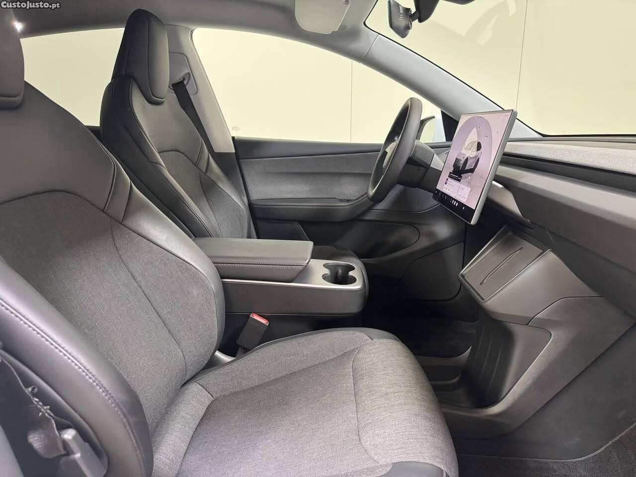 Tesla Model Y Standard Range — fotografia 16