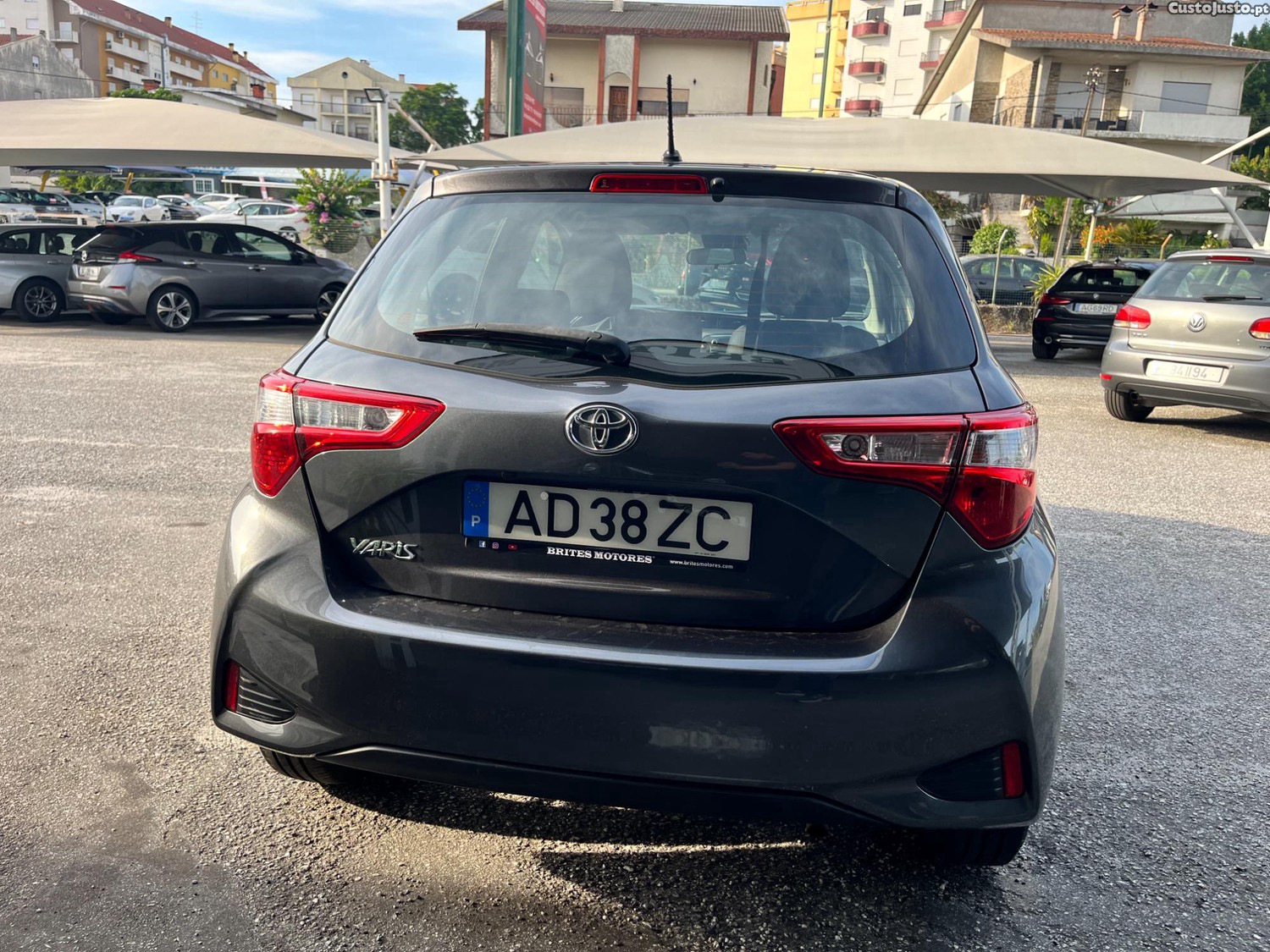 Toyota Yaris 1.0 VVT-i Comfort — fotografia 13