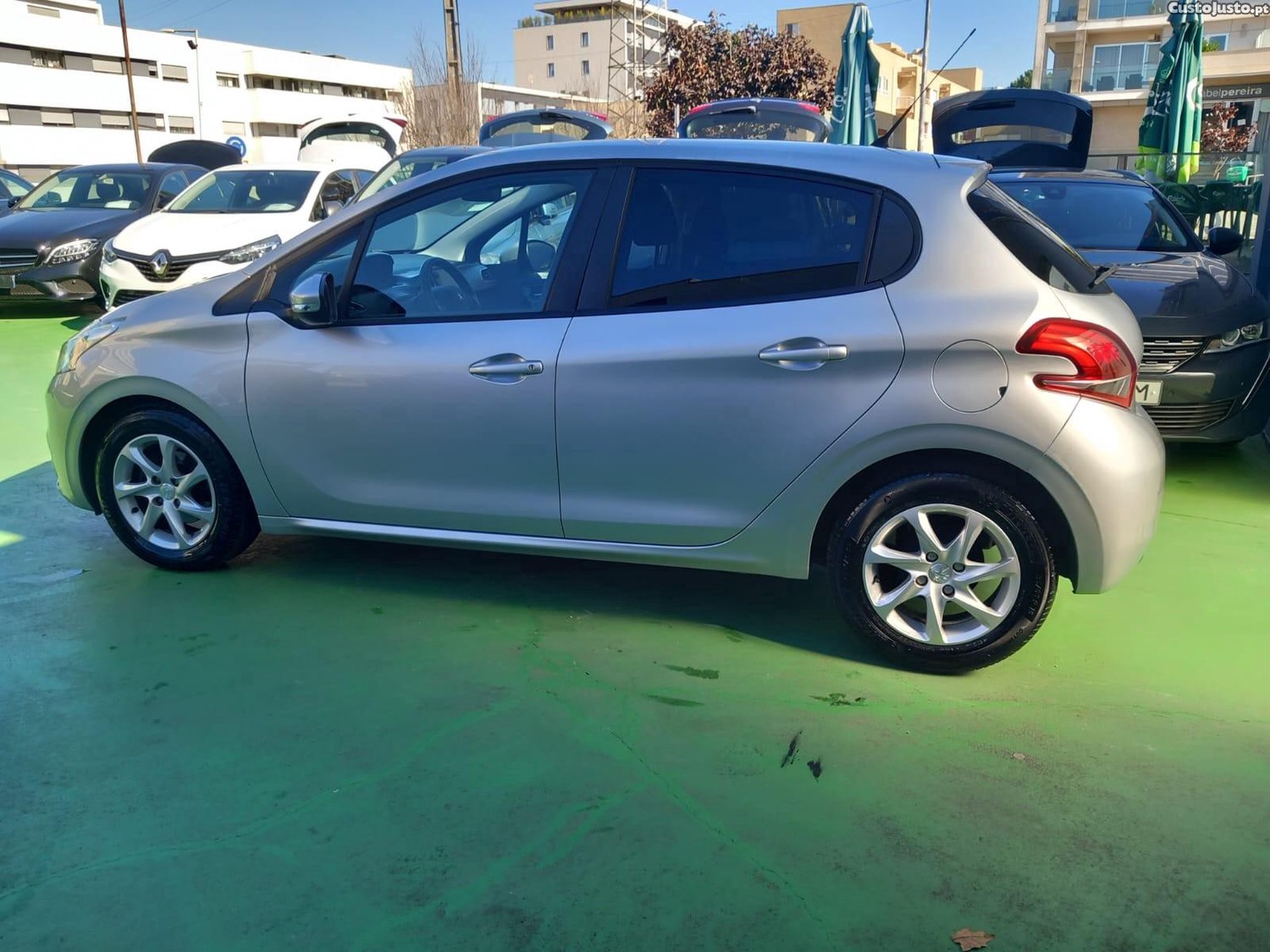 Peugeot 208 1.6 BlueHDi Active — fotografia 19
