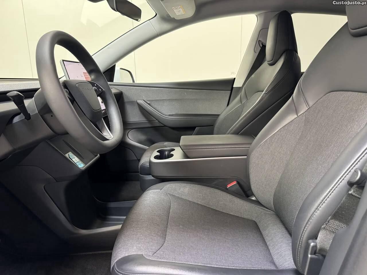 Tesla Model Y Standard Range — fotografia 13