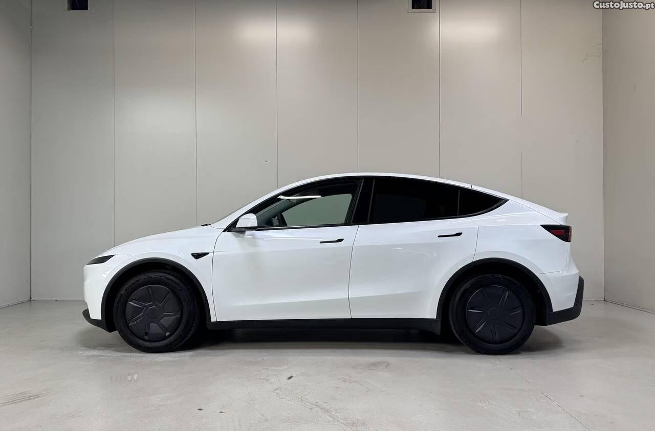 Tesla Model Y Standard Range — fotografia 22