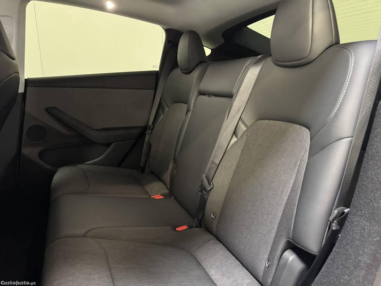 Tesla Model Y Standard Range — fotografia 3