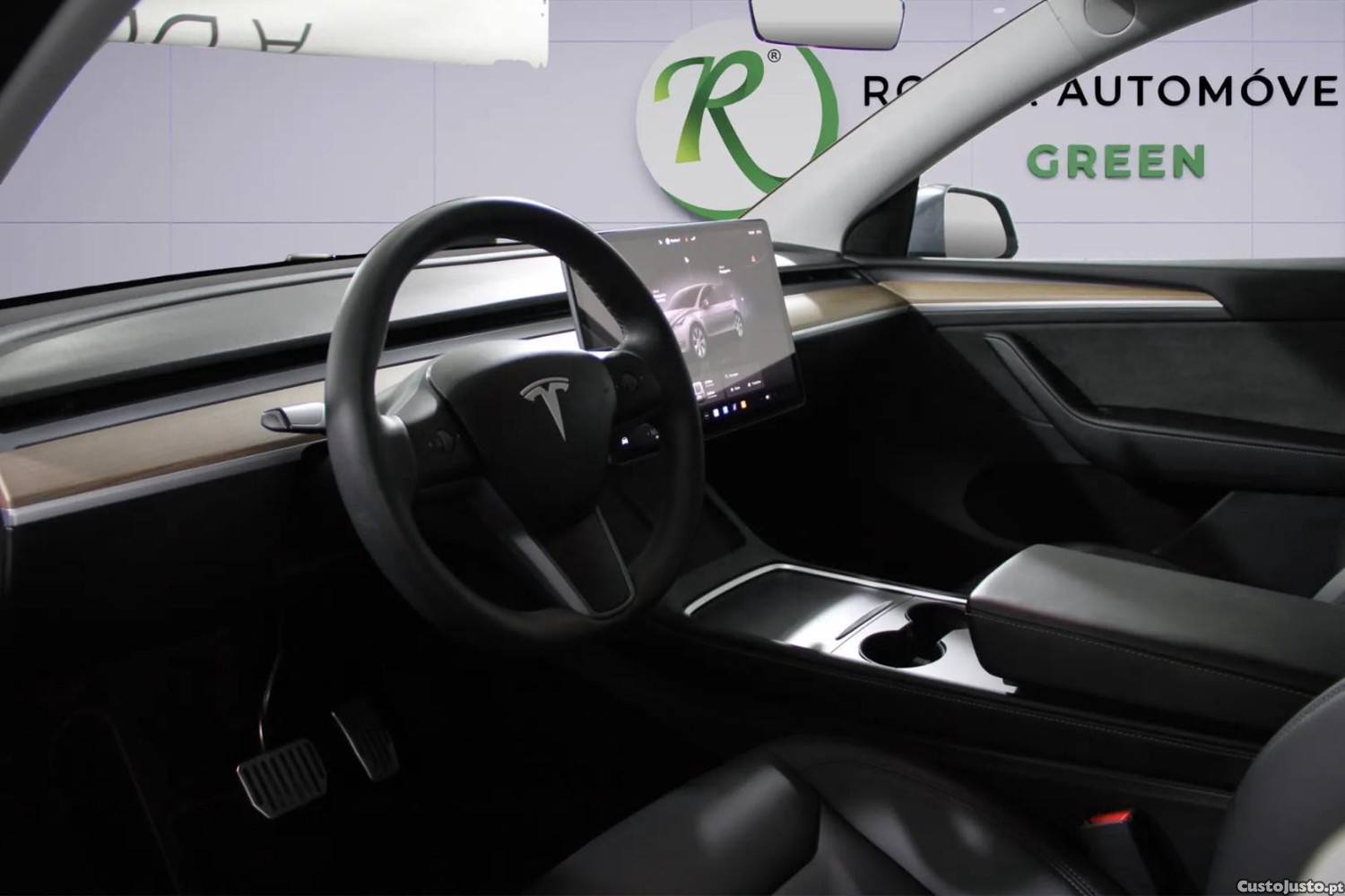 Tesla Model Y Standard — fotografia 8