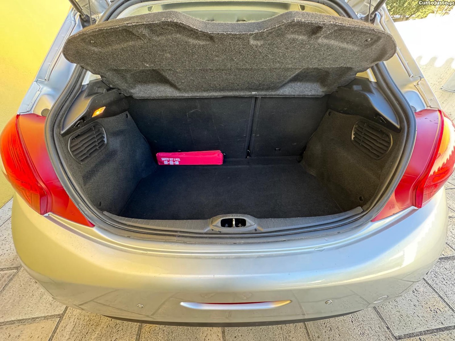Peugeot 208 1.4 hdi Active - 15 — photo 5