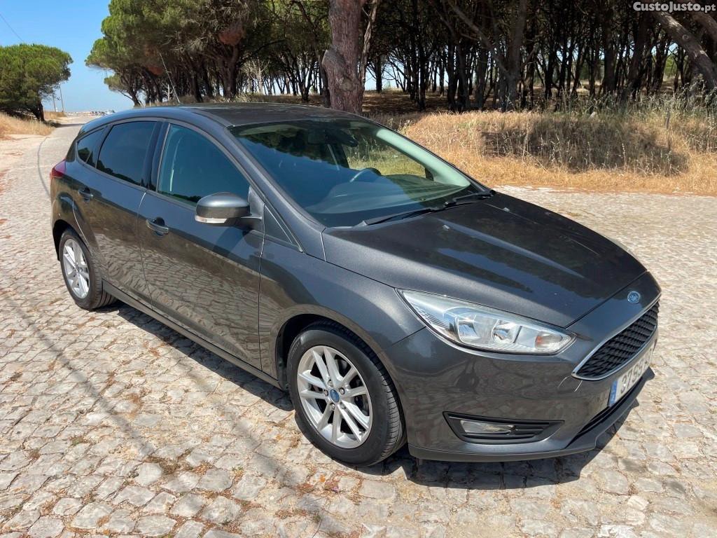 Ford Focus 1.0 SCTi — photo 2