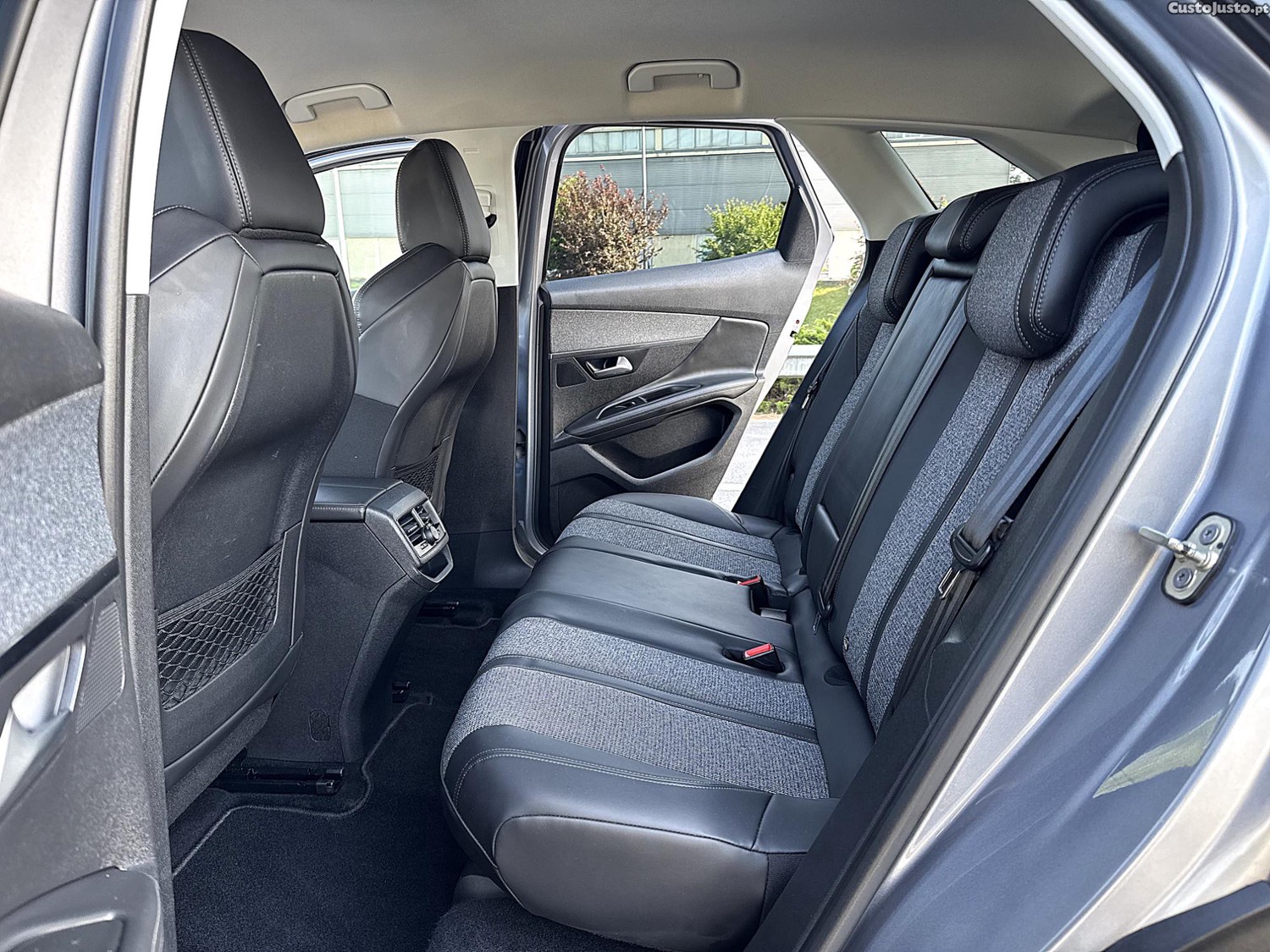 Peugeot 3008 1.5 BlueHdi Allure Pack J19 Full Extras — fotografia 2